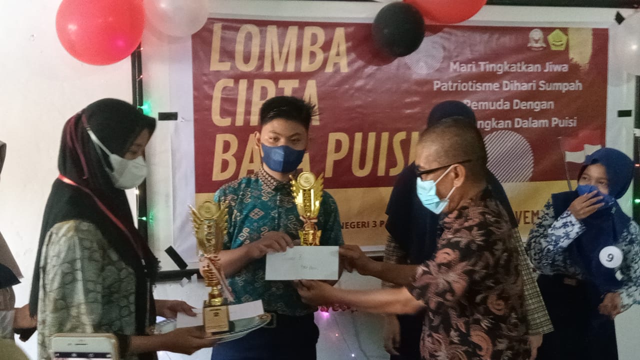 Siswa SMPN 4 Juara 1 Lomba Cipta Puisi dan Juara 3 Baca Puisi se-Parepare